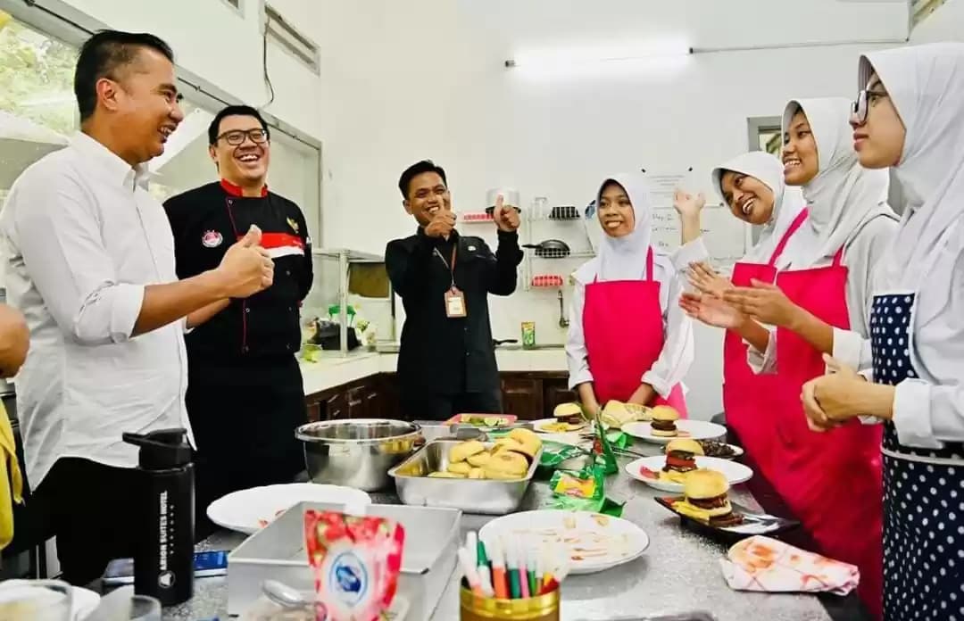Foto Pj Gubernur Jabar, Bey Machmudin saat melakukan kunjungan ke SLBN