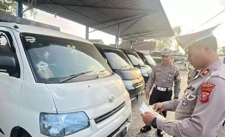 Foto Polisi menunjukkan kendaraan yang disita karena melakukan pelanggaran