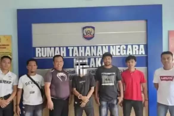 Foto Polres Kolaka saat menyerahkan napi Rutan Raha