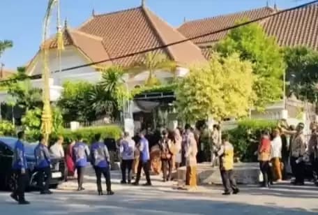 Foto Presiden Jokowi dan Ibu Negara Iriana Joko Widodo tiba di kediaman mempelai