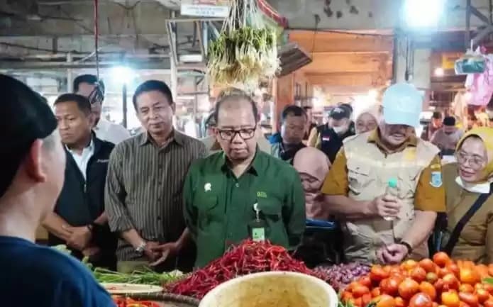 Foto Pusdatin Bapanas Kelik Budiana bersama pedagang Pasar