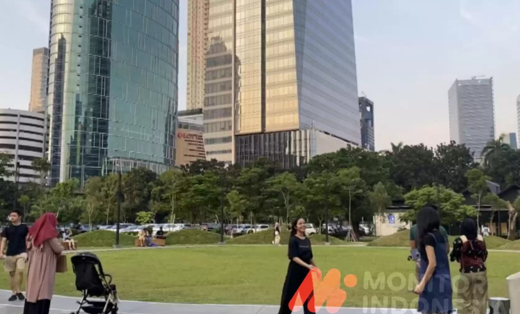 Foto Sejumlah pengujung taman One Satrio