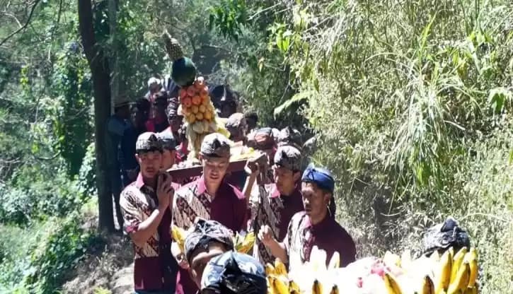 Foto Sejumlah warga melakukan ritual sumber air