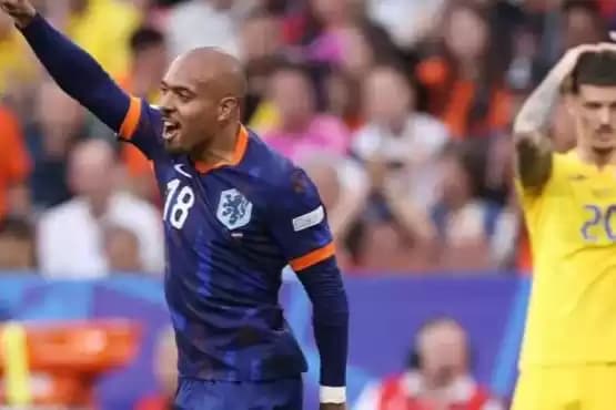 Foto Selebrasi Donyell Malen setelah mencetak gol kedua