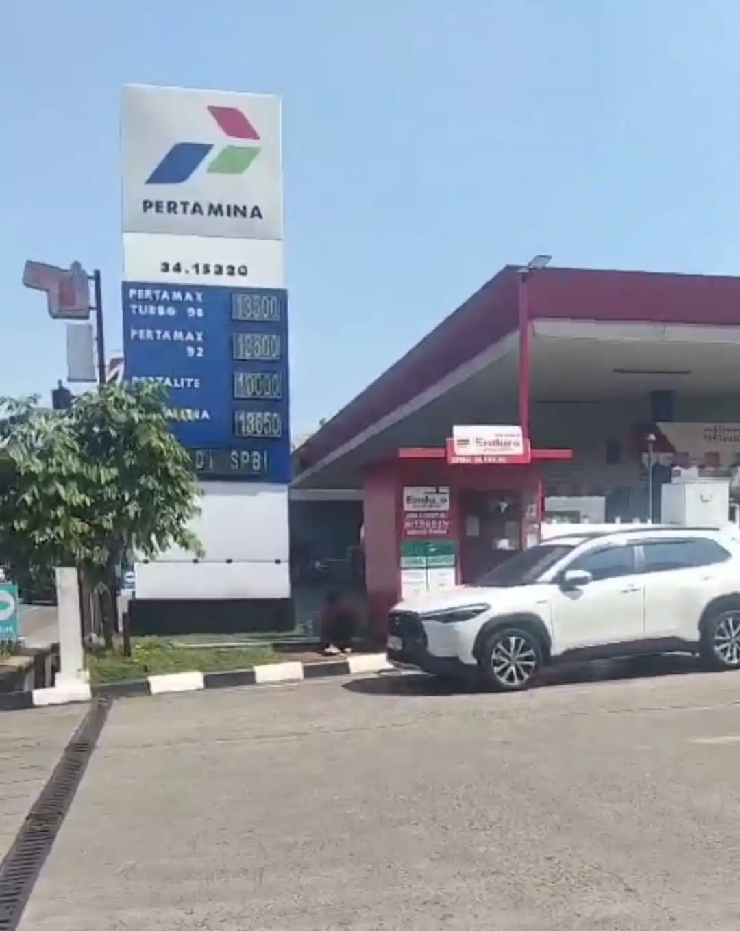 Foto SPBU dan unit mobil pelaku pada saat pembelian BBM bersubsidi secara ilegal