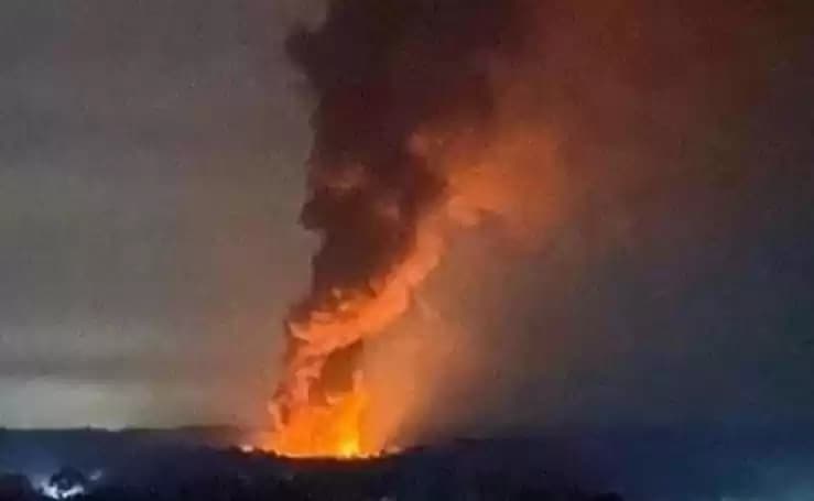 Foto Sumur minyak ilegal yang terbakar
