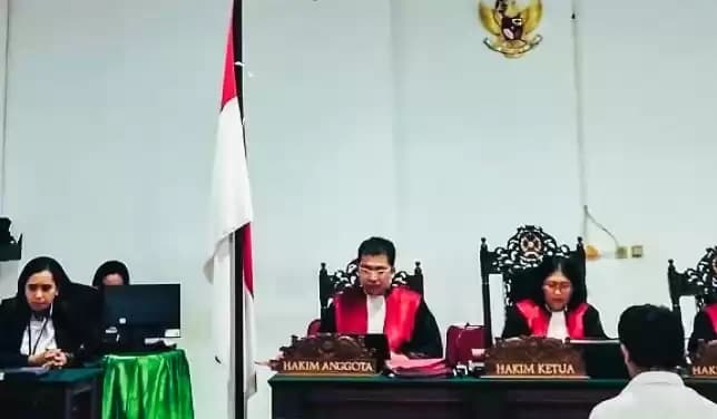 Foto Terdakwa kurir narkoba sedang mendengarkan pembacaan tuntutan jaksa