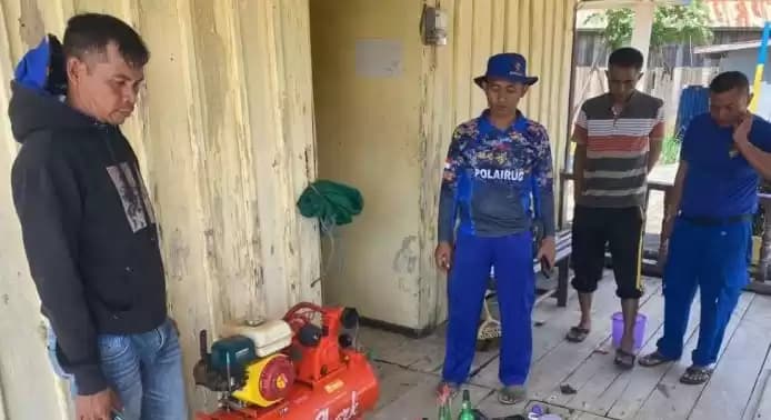 Foto Tim Patroli Dit Polairud Polda Sultra saat mengamankan barang bukti berupa bahan peledak