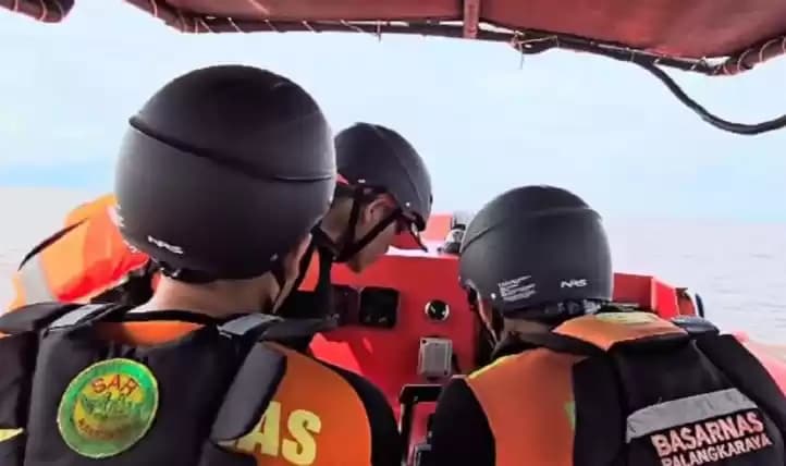 Foto Tim SAR Gabungan lakukan pencarian ABK jatuh ke perairan Laut Jawa