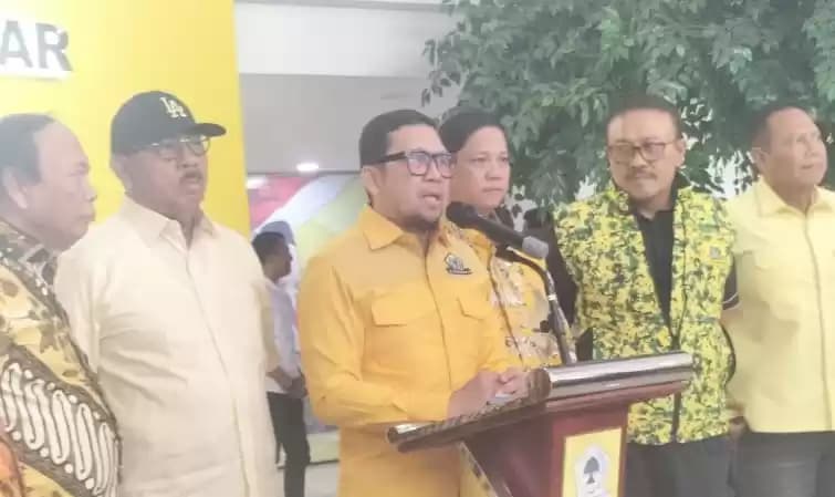 Foto Wakil Ketua Umum Partai Golkar Ahmad Doli Kurnia di kantor DPP Partai Golkar