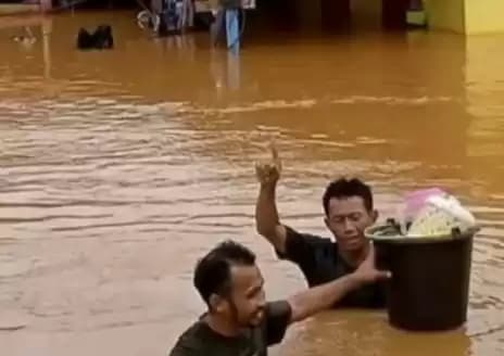 Foto Warga Kebanjiran