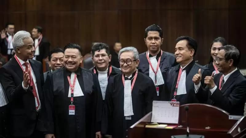 Ganjar Pranowo (kiri) dan Mahfud MD (kanan) serta tim kuasa hukumnya Maqdir Ismail (tengah) berbincang dengan Ketua Tim Pembela Prabowo-Gibran Yusril Ihza Mahendra (kedua kanan) dan Wakil Ketua Tim Pembela Prabowo-Gibran Otto Hasibuan (kedua kiri)