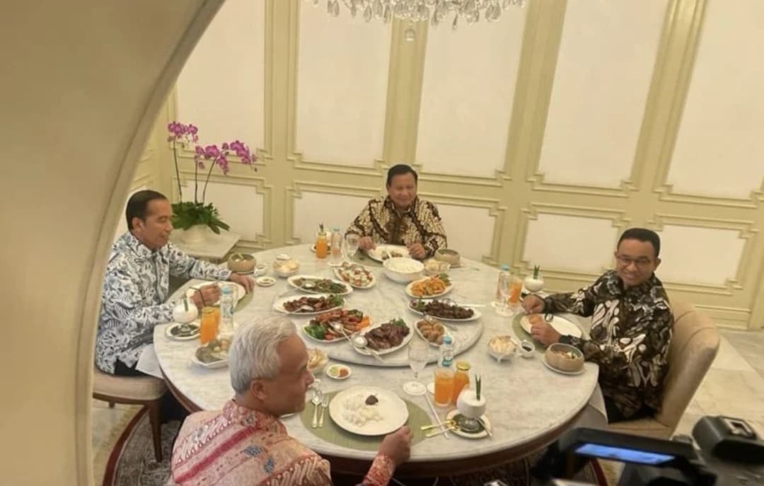 Joko Widodo makan bareng tiga capres (Foto: Ist)