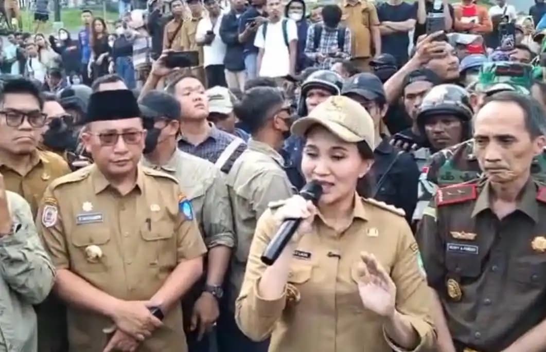 Gubernur Malut Sherly Tjoanda berdiri di hadapan massa aksi
