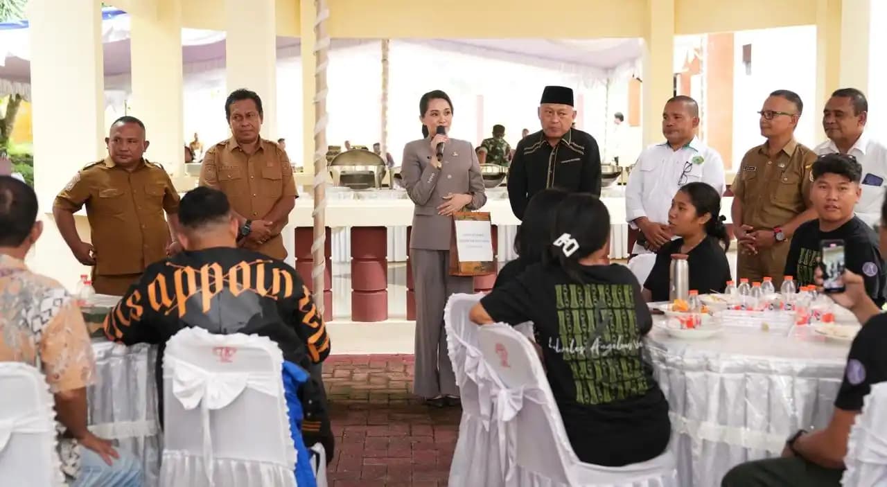 Gubernur Sherly Lepas Kontingen Paduan Suara Malut ke NICFF 2025