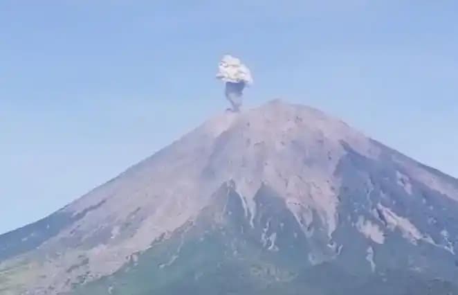Gunung Semeru Erupsi