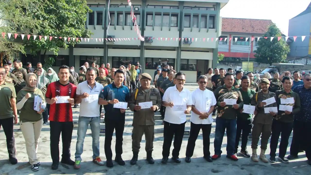 H Irman Pujahendra Kasatpol PP kota Tangerang saat acara pembagian hadiah kepada para pemenang perlombaan 17an