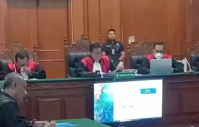 Hakim Erintuah Damanik, Heru Hanindyo, dan Mangapul memimpin jalannya sidang Ronald Tannur di PN Surabaya