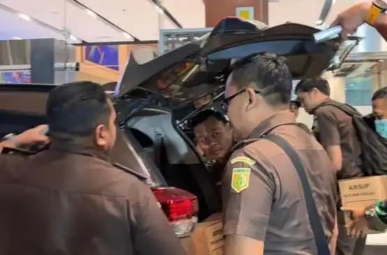 Hampir 7 Jam Kejagung Geledah Kantor Ditjen Migas, Sejumlah Tumpukan Box Diangkut