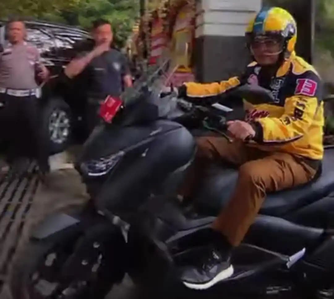 Hari Pertama Ngantor, Wagub Jabar Pakai Motor ke Gedung Sate