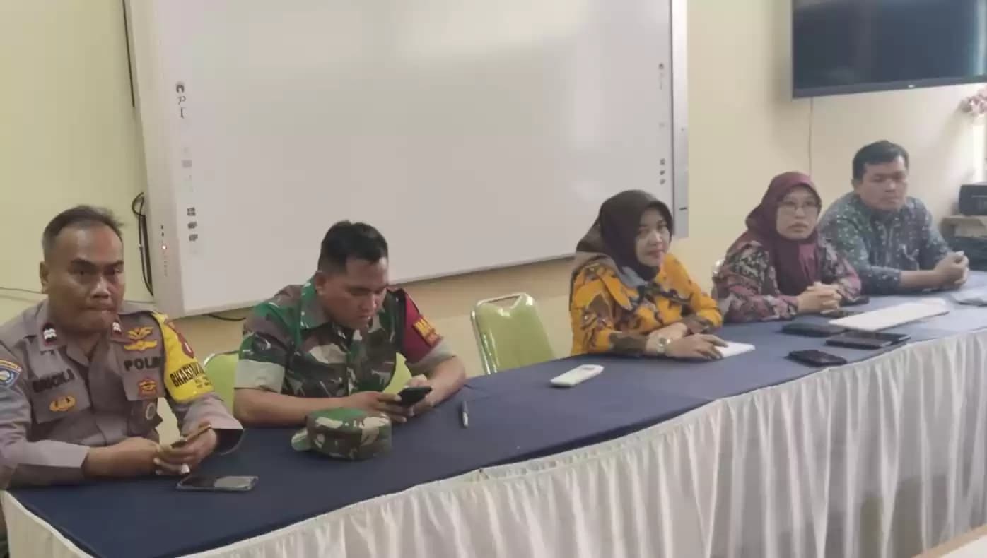 Humas SMAN 13 Bekasi Kota, Tika (tengah) saat konferensi pers (Foto: Dok MI)