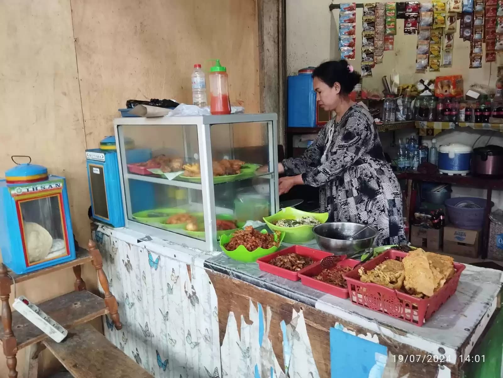 Ilustrasi makan siang di warung Tegal (CAR)