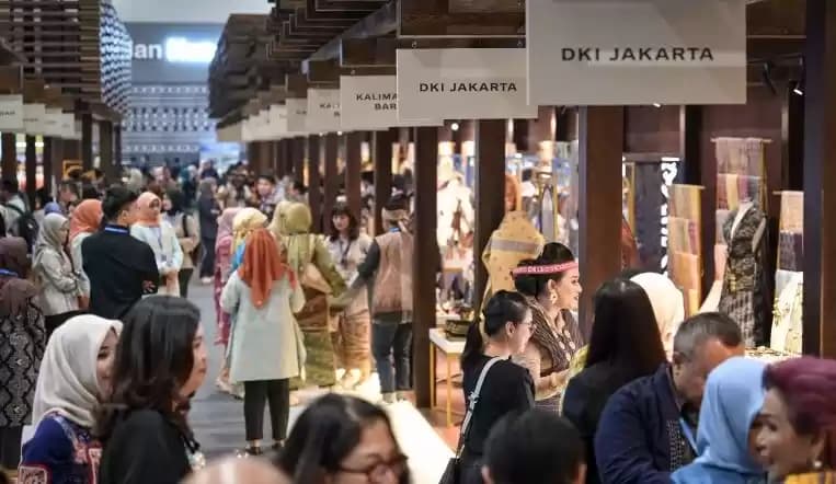 Ilustrasi - Sejumlah pengunjung melihat produk yang dipamerkan pada Festival Ekonomi Keuangan Digital