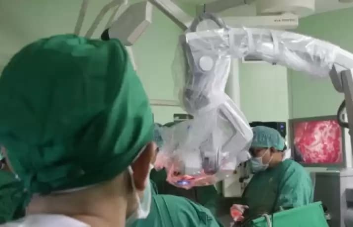 Ilustrasi - Tim dokter RS Paru didampingi dokter RSUD dr Soetomo melakukan operasi bedah saraf clipping aneurisma otak