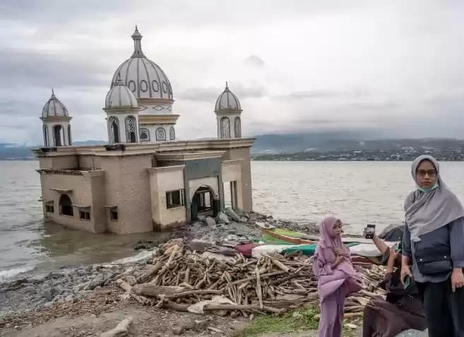 Ilustrasi Tsunami - Pengunjung berada di dekat masjid