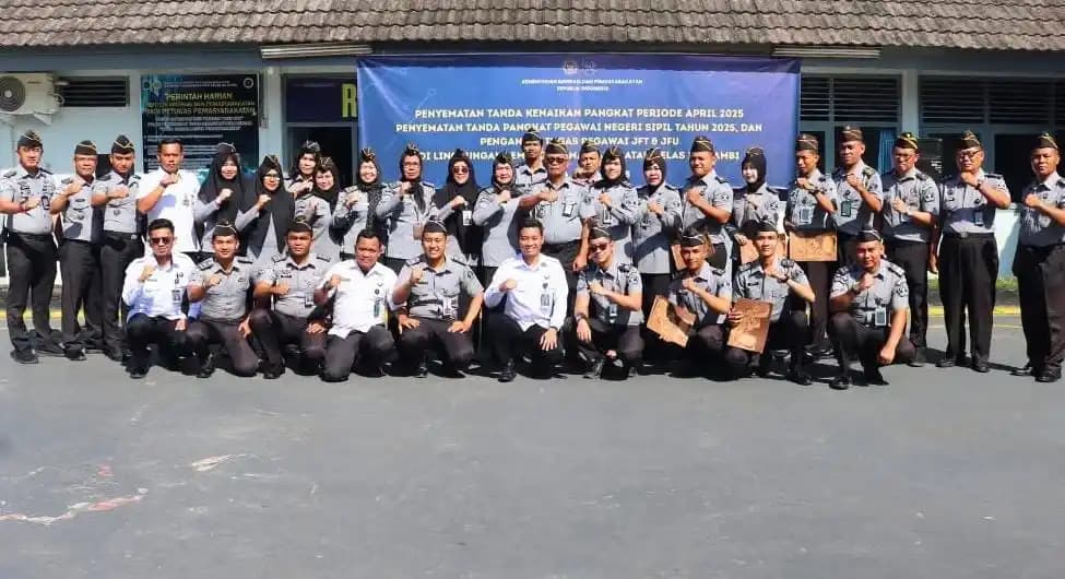 Jajaran pegawai Lapas Jambi usai acara pelepasan lima pegawai yang dimutasi