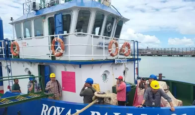 Jampidsus ditemani tim dari Kejari Batam melihat aset milik PT Duta Palma Group yang disita.