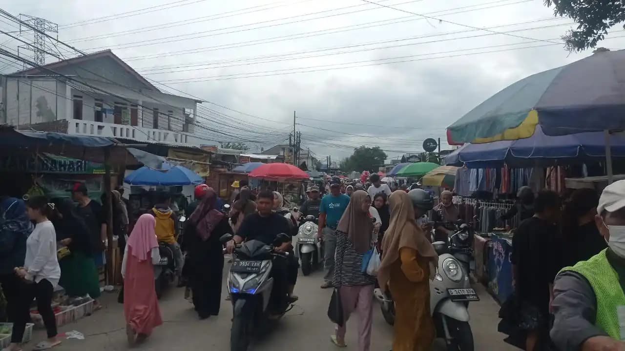 Jelang Bulan Ramadan, Ratusan Warga Serbu Pasar Tumpah di Kawasan Komplek Bumi Harapan
