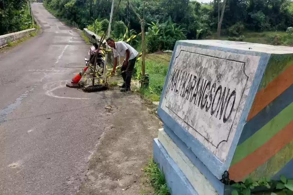 Jembatan Sungai Bandung penghubung Desa Karangsono dan Desa Jatinom , Kanigoro Kabupaten Blitar