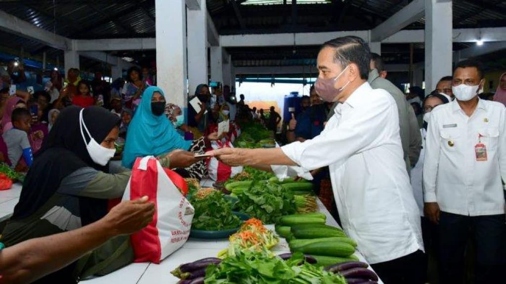 Kunker ke Maluku, Presiden Jokowi Bagi-bagi Bansos