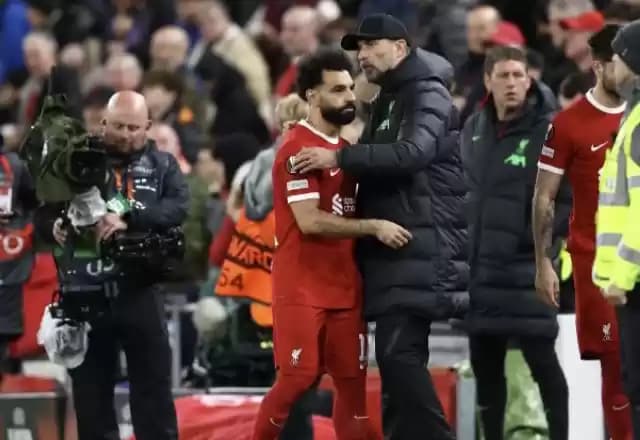 Jurgen Klopp berbicara dengan striker Liverpool asal Mesir Mohamed Salah