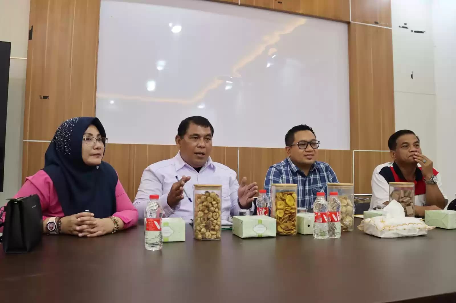 Kabag Humas Pemkot Bekasi, Saut Hutajulu Didampingi Tim Monev Penerapan UU KIP