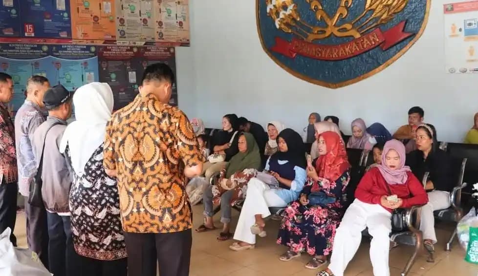 Kalapas Kelas IIA Jambi bersama jajaran menyerahkan bantuan sosial kepada warga sekitar dan UMKM binaan
