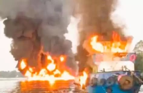 Kapal milik warga dan Tugboat Surya 03 terbakar