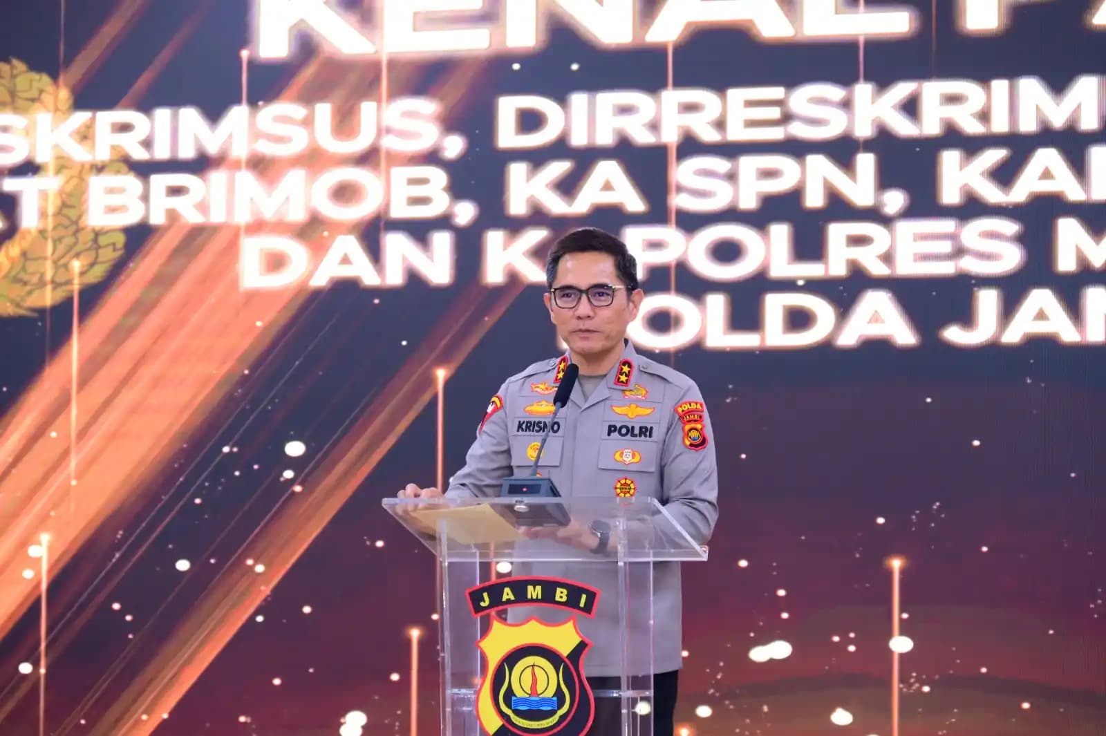 Kapolda Jambi memberikan sambutan pada momen Kenal Pamit Pejabat Polda Jambi