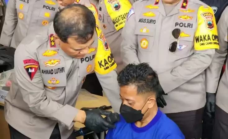 Kapolda Jateng Irjen Pol.Ahmad Luthfi menginterograsi perampok toko emas di Blora