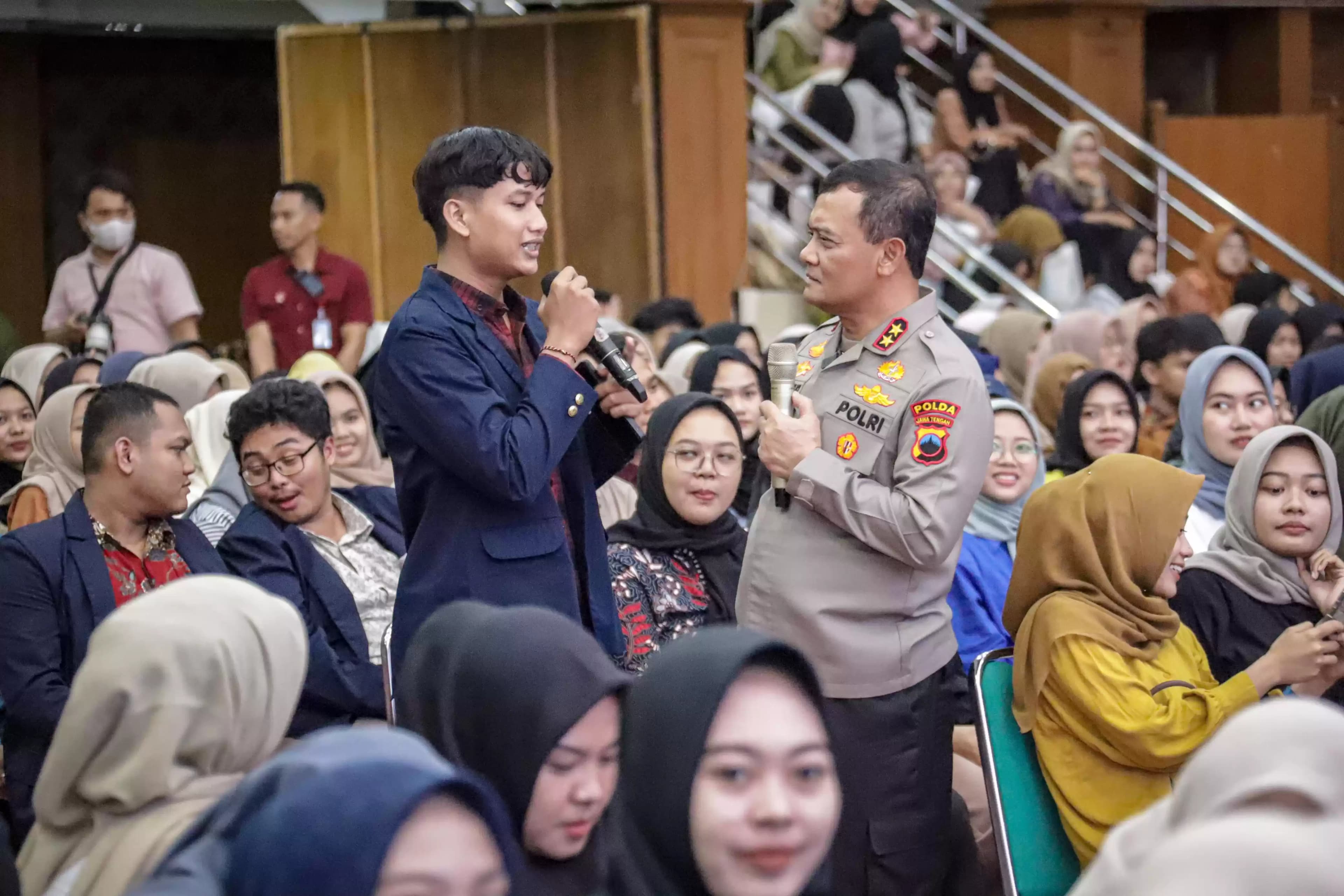 Kapolda Jateng saat berdialog dengan salah satu mahasiswa. (MI/Bidhumas Polda Jateng)