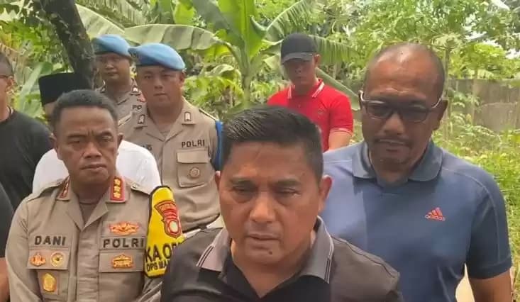 Kapolda Metro Jaya Irjen Pol Karyoto memberikan keterangan pers di lokasi penemuan tujuh mayat di Kali Bekasi