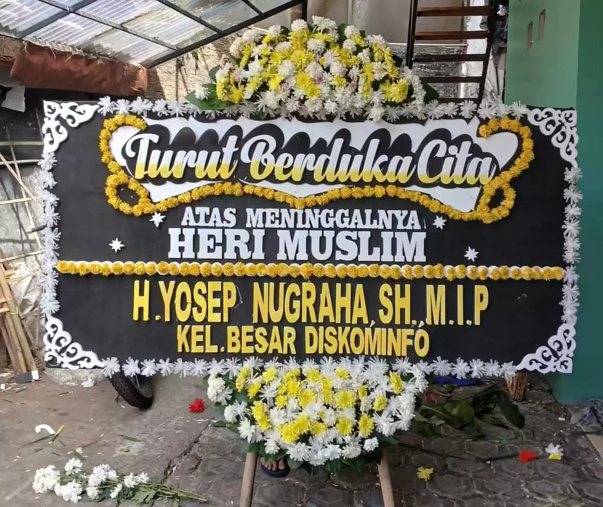 Karangan bunga untuk Almarhum Heri Muslim dari Keluarga Besar Diskominfo Kabupaten Bandung, Jawa Bara