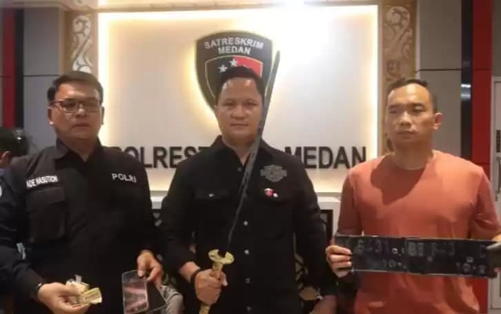 Kasat Reskrim Polrestabes Medan Kompol Jama Purba menunjukan barbuk komplotan geng motor