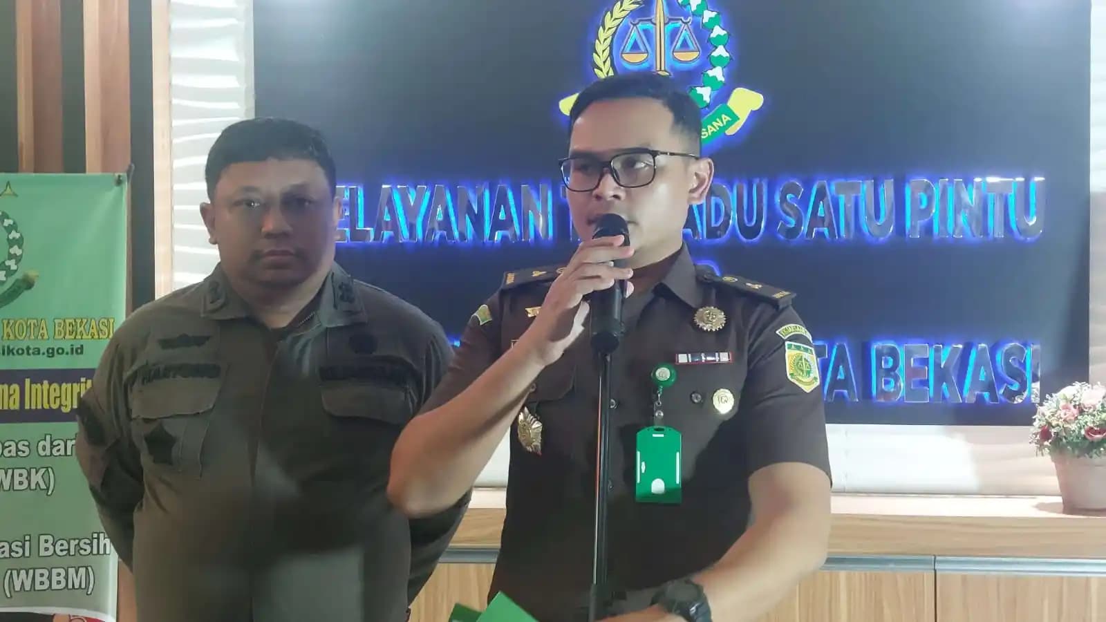 Kasi Intelijen Kejaksaan Negeri Kota Bekasi, Ryan Anugrah bersama Kasi Pidana Khusus Kejaksaan Negeri Kota Bekasi, Haryono