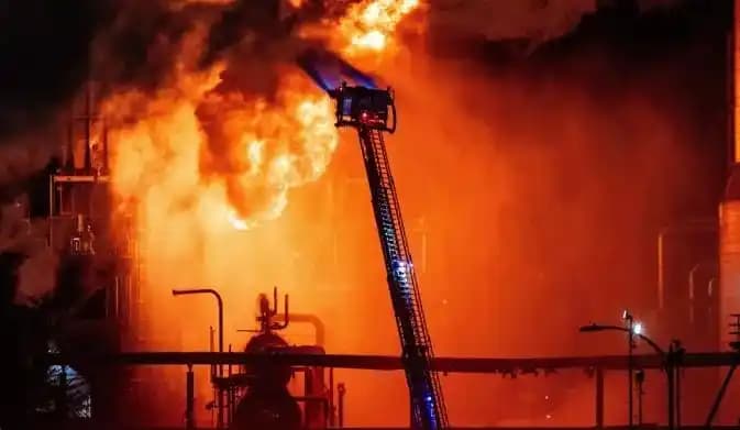 Kebakaran kilang minyak milik Chevron El Segundo di California, Amerika Serikat (AS) pada Kamis (2/10/2025)