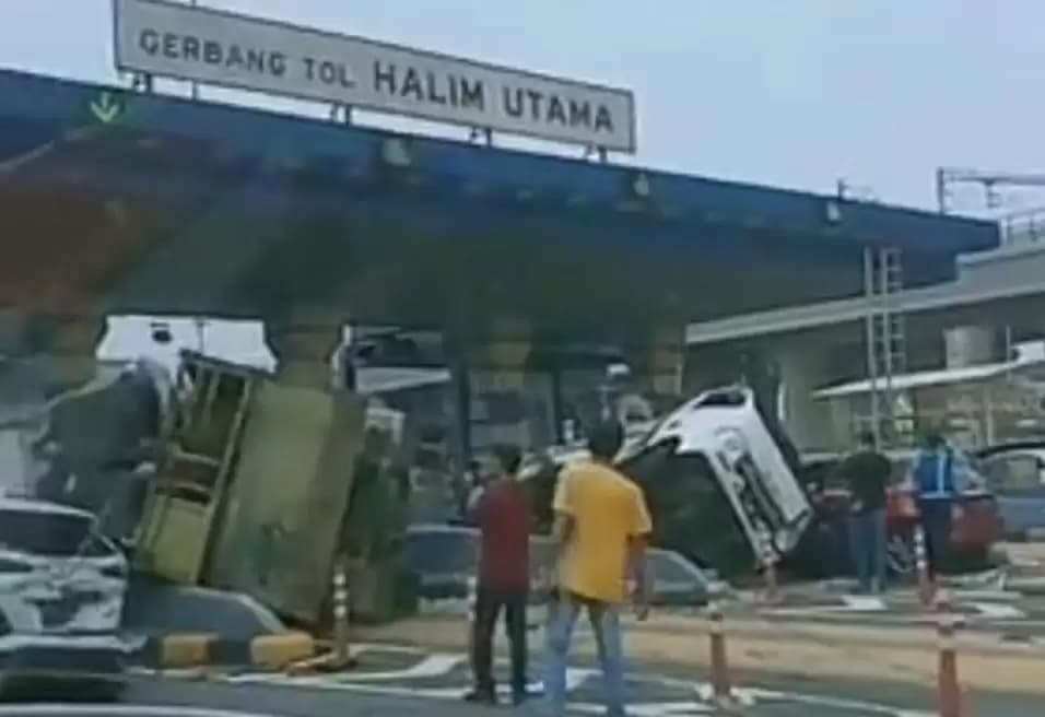 Kecelakaan beruntut di Gerbang Tol Halim Utama, Rabu (27/3/2024)