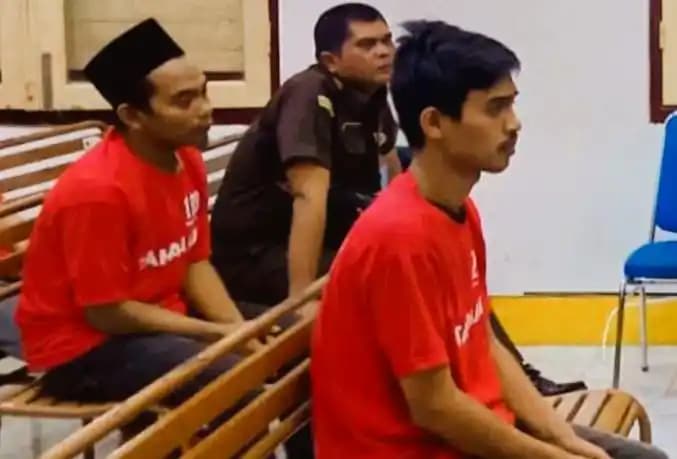 Kedua terdakwa kurir sabu-sabu