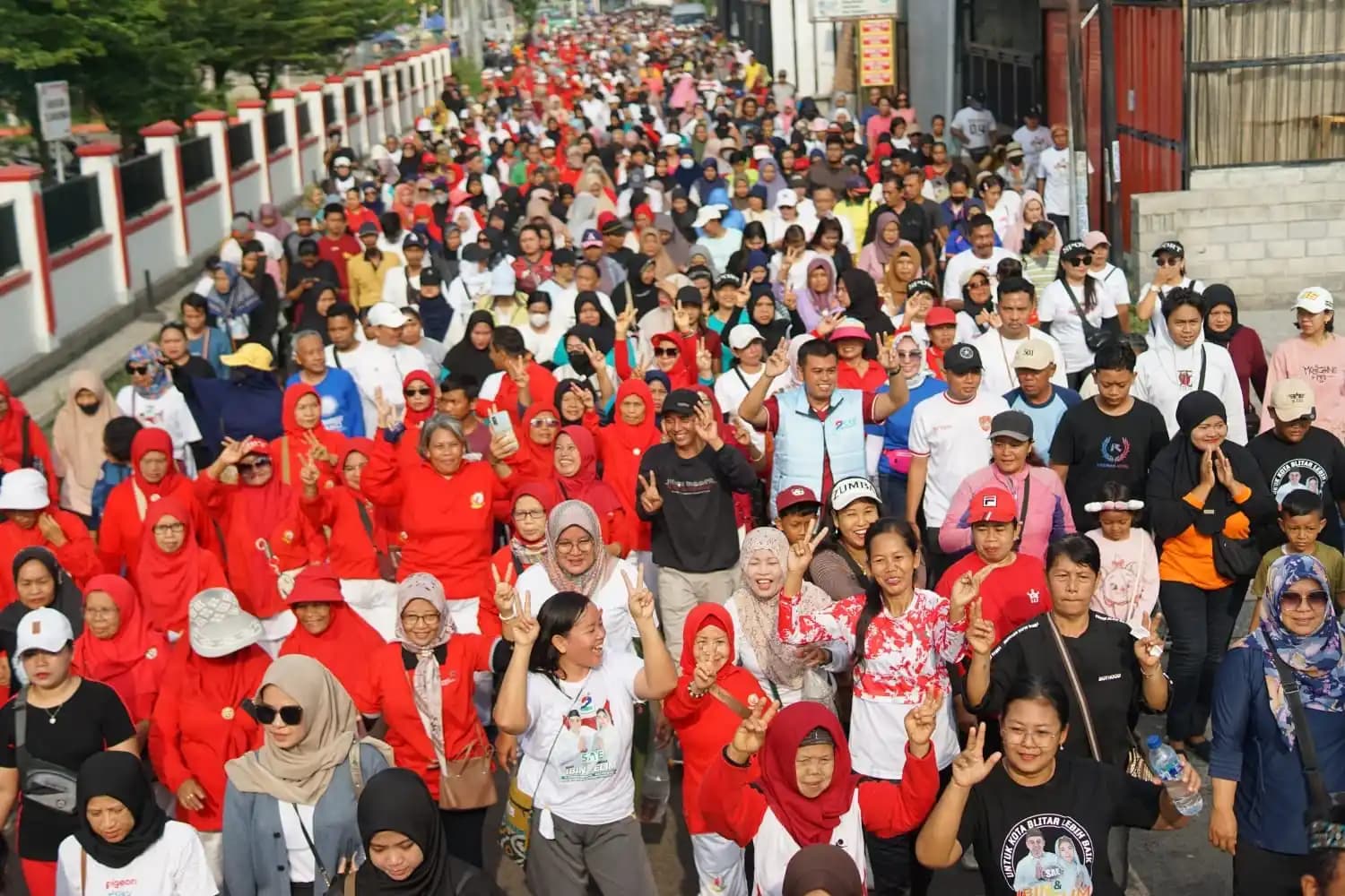 Kegiatan jalan sehat SAE, yang diikuti ribuan masyarakat Kota Blitar