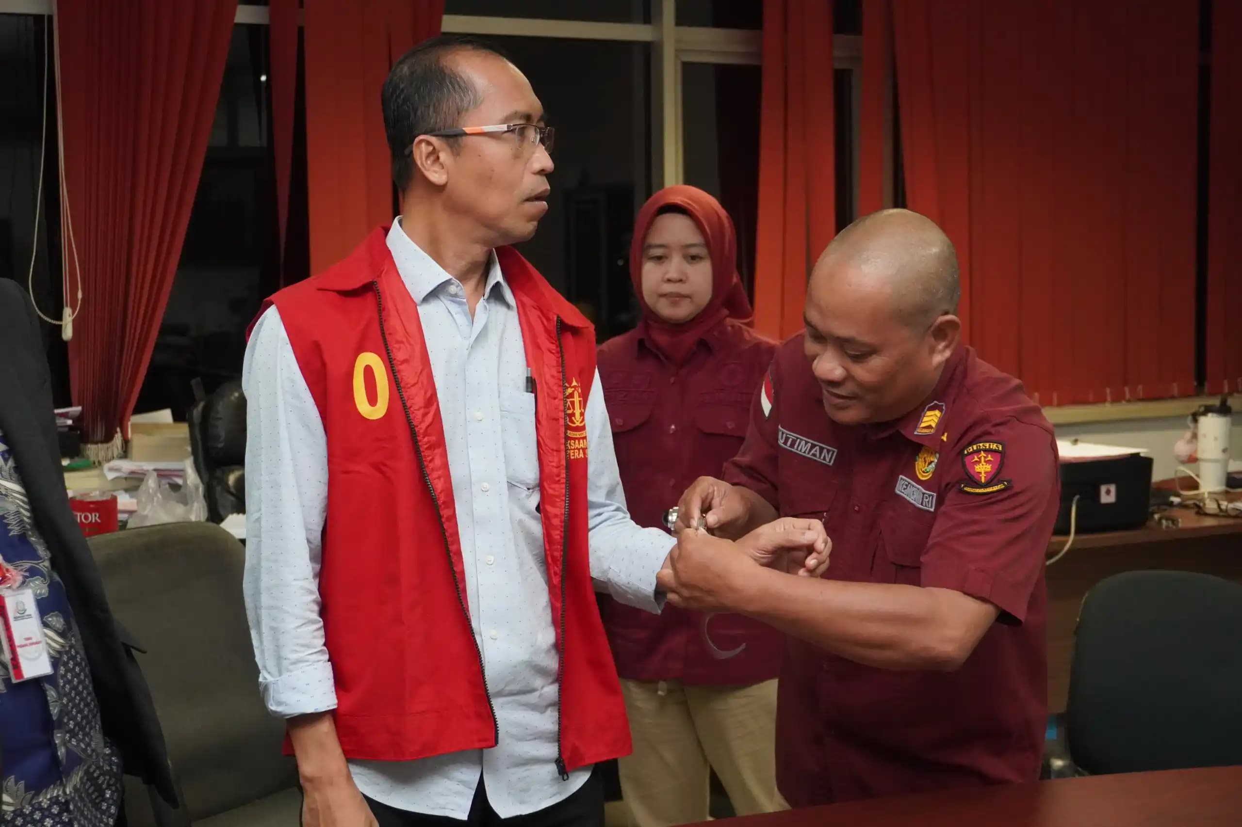 Kejati Sumsel Jebloskan Kepala Cabang PT Magna Beatum Rainmar Yosandi ke Sel Tahanan